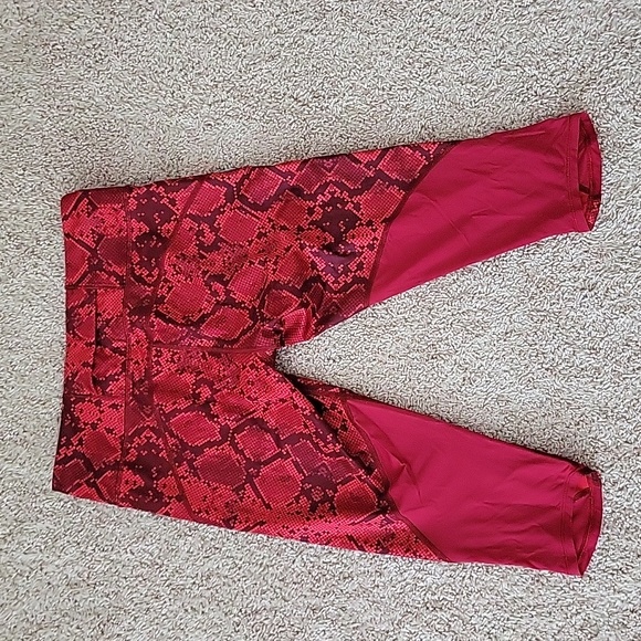 Lululemon Vent it Out Crop - Picture 4 of 5